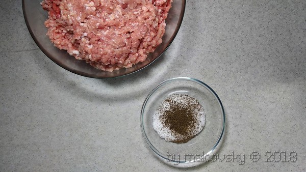 Домашняя куриная и свиная колбаса в пищевой пленке