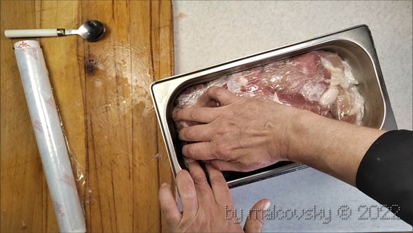 Домашняя куриная и свиная колбаса в пищевой пленке